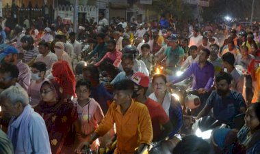 पुराने शहर में चलना हुआ दुश्वार सड़क तक अतिक्रमण  स्कूली वाहन वह राहगीर 5 घंटे जाम की चपेट में