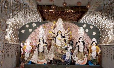 हस्त निर्मितअसम के बांस से* *बनाई कलात्मक इको* फ्रेंडली *दुर्गा पूजा पंडाल