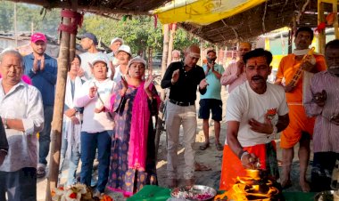 दशाश्वमेध घाट प्रयागराज में दुर्गा अष्टमी पर मां की आरती उतारी और स्वच्छता अभियान चलाया गया