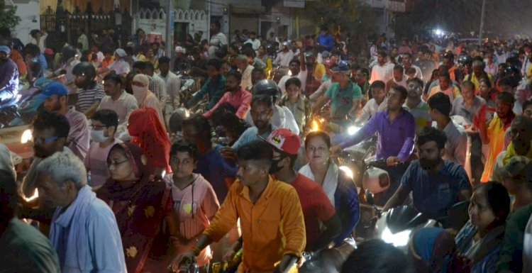 पुराने शहर में चलना हुआ दुश्वार सड़क तक अतिक्रमण  स्कूली वाहन वह राहगीर 5 घंटे जाम की चपेट में