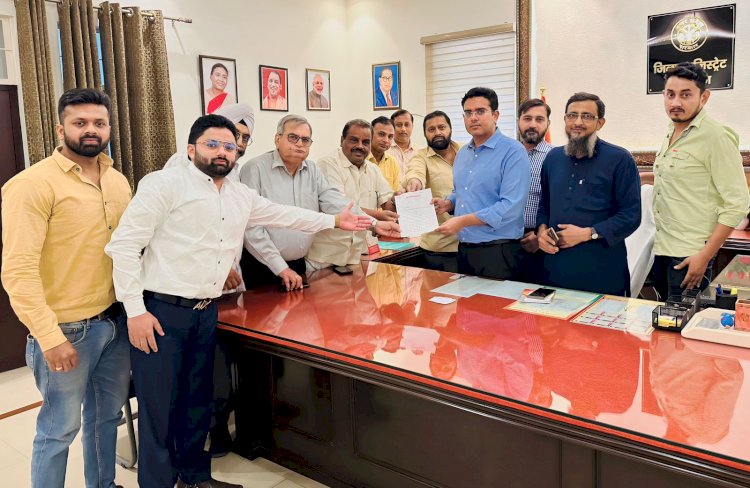 व्यापारियों ने जिला अधिकारी को सौपा ज्ञापन  बरांडा चौक मार्केट को उजाड़ कर प्रस्तावित पार्किंग के विरोध