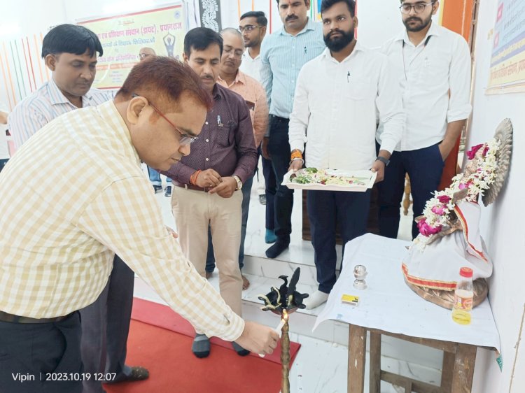 परिषदीय विद्यालय के शिक्षक शिक्षिकाओं योग प्रतियोगिता का आयोजन