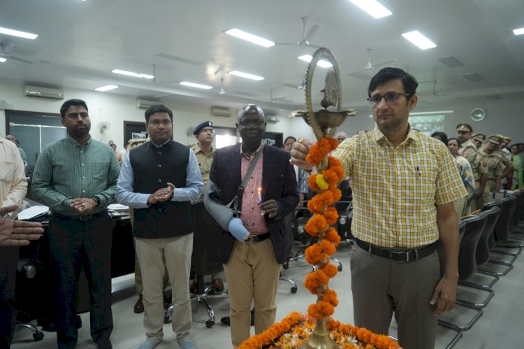 मिशन वात्सल्य एवं मिशन शक्ति का मण्डलायुक्त ने दीप प्रज्ज्वलन कर किया शुभारम्भ