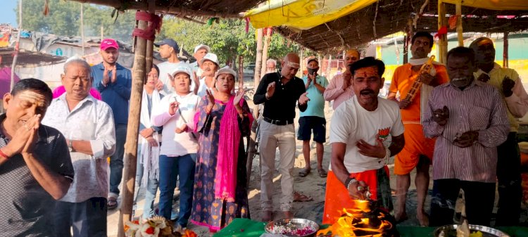 दशाश्वमेध घाट प्रयागराज में दुर्गा अष्टमी पर मां की आरती उतारी और स्वच्छता अभियान चलाया गया