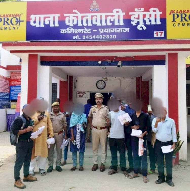 मोबाइल मिला तो खिल उठा चेहरा पुलिस टीम की हुई सराहना  खोए हुए 10 मोबाइल झूंसी पुलिस ने मोबाइल धारकों को किया सुपुर्द