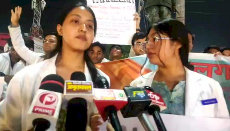 आतंकवाद के खिलाफ चिकित्सा समुदाय ने दिया एकजुटता का संदेश आतंकी हमले के पीड़ितों को दी श्रद्धांजलि, निकाला केंडिल मार्च